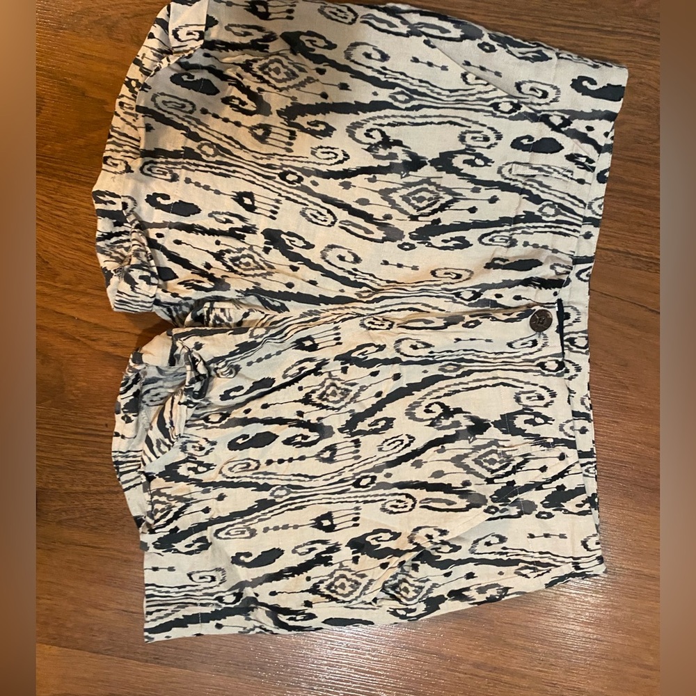 Cuffed lightweight shorts